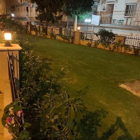 Apartamento 132. Sokak Door 1 *