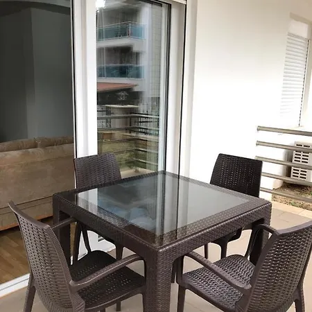 Apartamento 132. Sokak Door 1