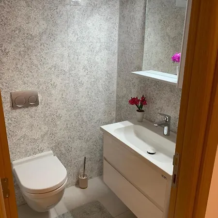 아파트 132. Sokak Door 1